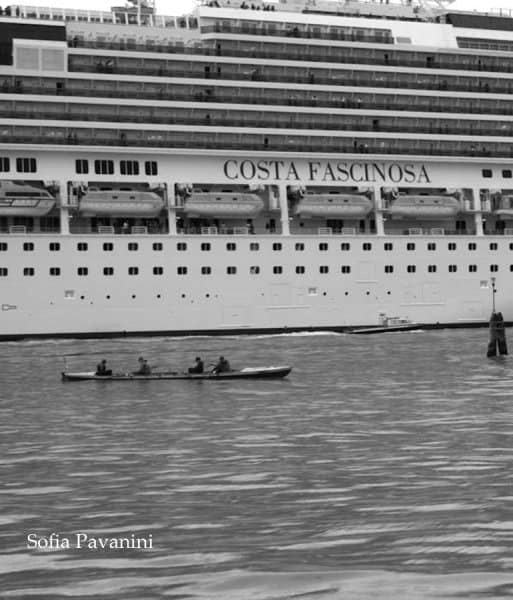 Vogalonga: piccole imbarcazioni davanti alle grandi navi