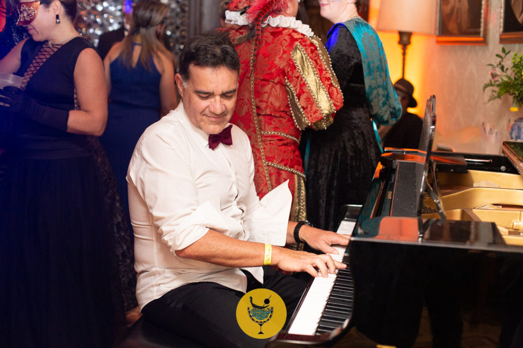 pianista con pianoforte