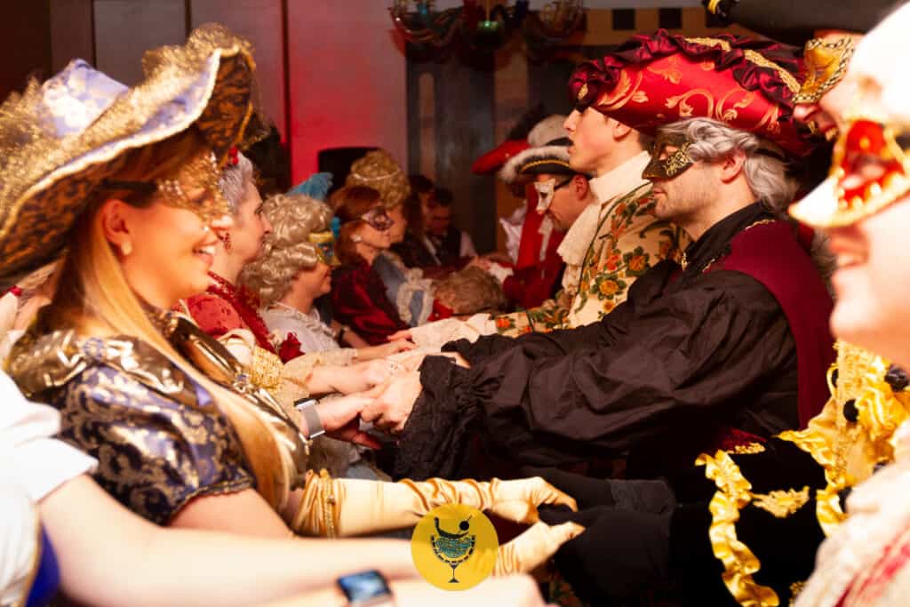 cena di carnevale a venezia con costumi