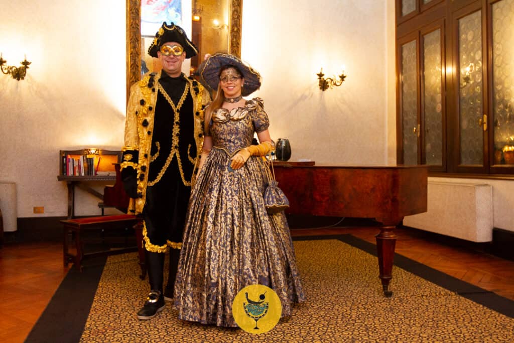 Cena a Veneziain costume di Carnevale