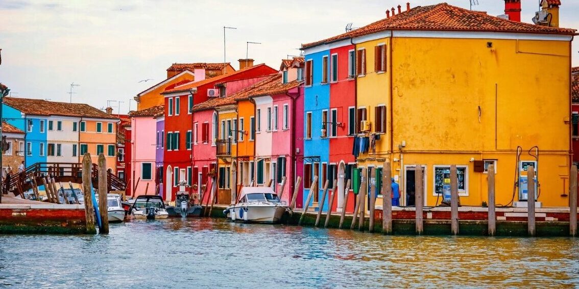 Blick auf die Insel Burano – Kanäle und bunte Häuser