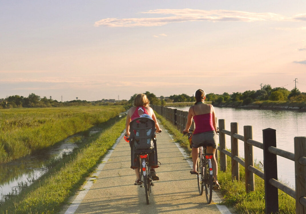 due ciclisti pedalano a cavallino treporti